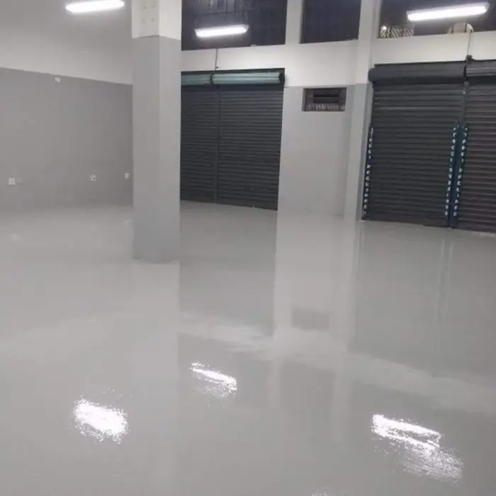 Piso epóxi aplicado pela InovaPoxi em área comercial